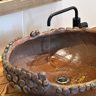 陶器の手水鉢