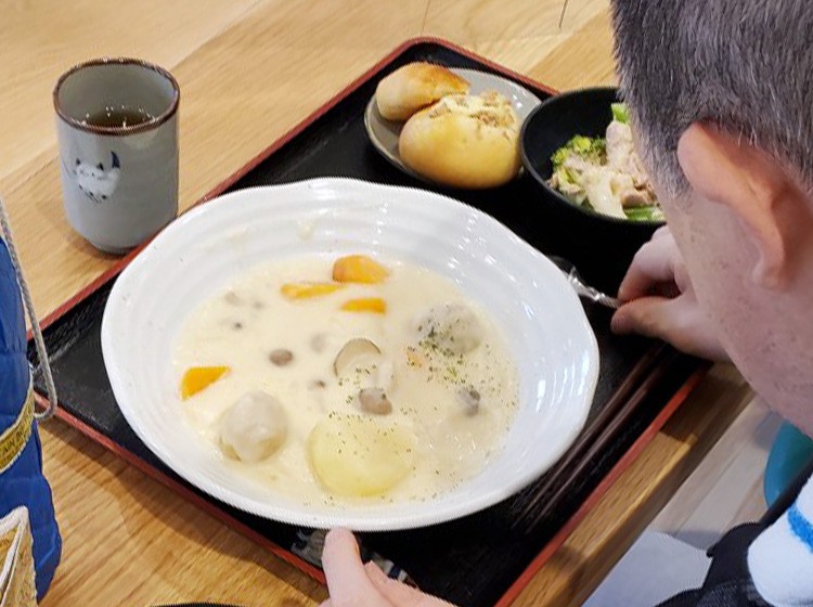 シチューを食べる男性